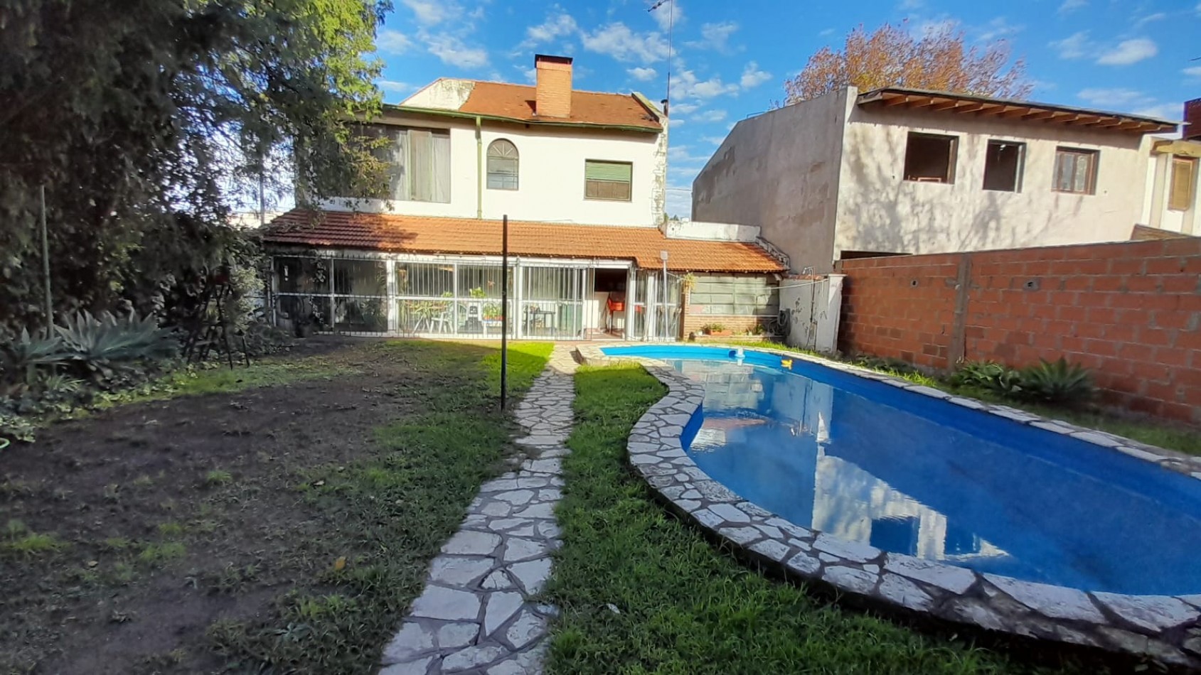 CHALET 6 AMB EN 2 PLANTAS S/LOTE DE 348M2. EXCELENTE UBICACION.