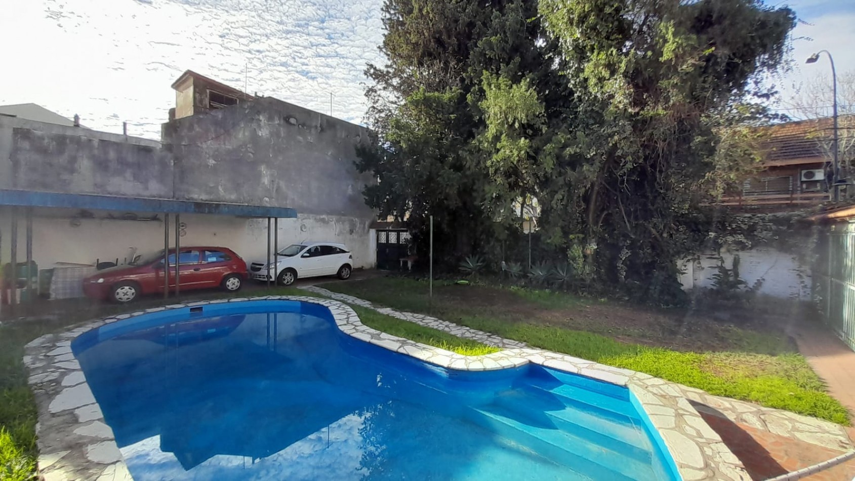 CHALET 6 AMB EN 2 PLANTAS S/LOTE DE 348M2. EXCELENTE UBICACION.