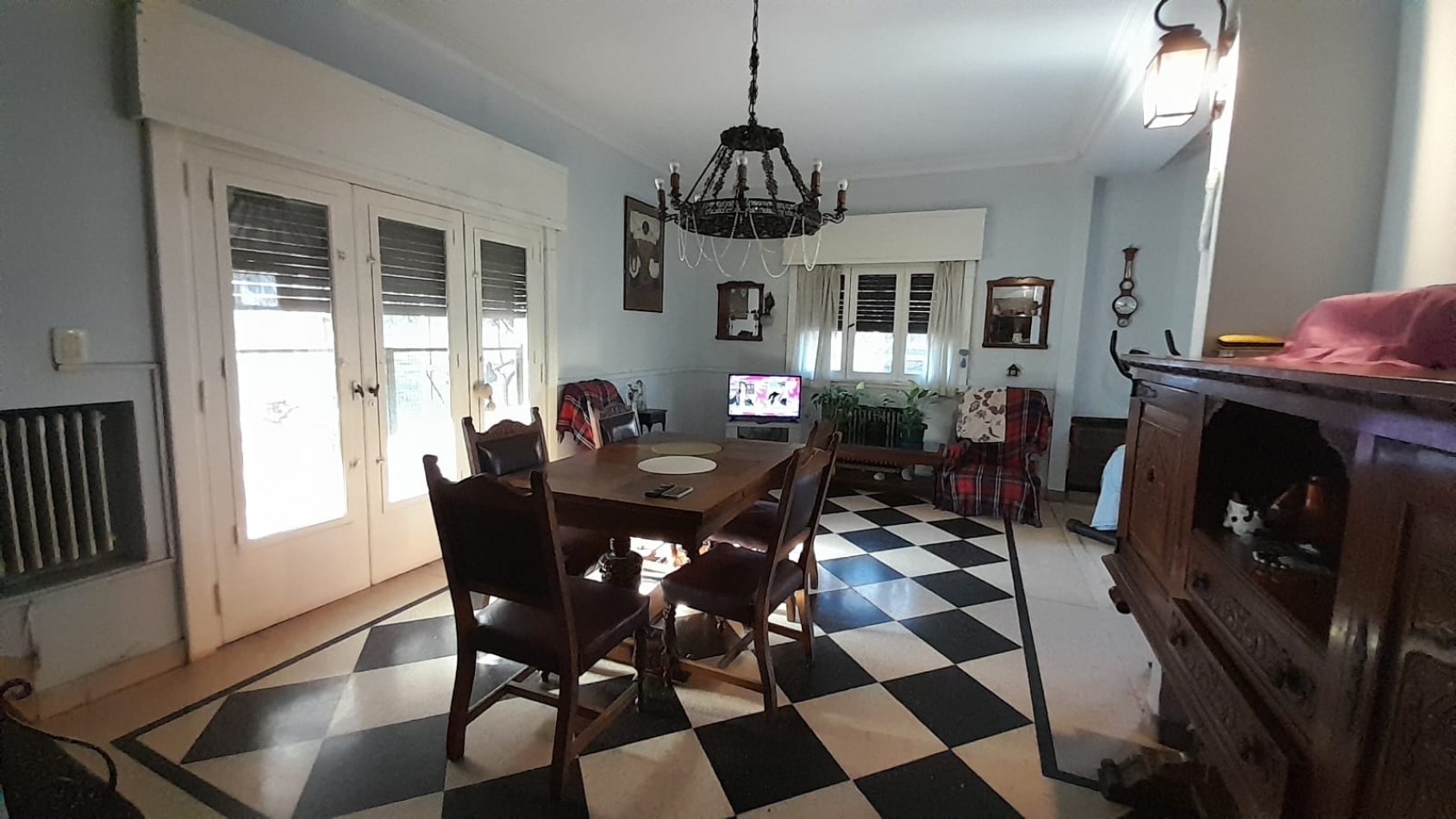 CHALET 6 AMB EN 2 PLANTAS S/LOTE DE 348M2. EXCELENTE UBICACION.