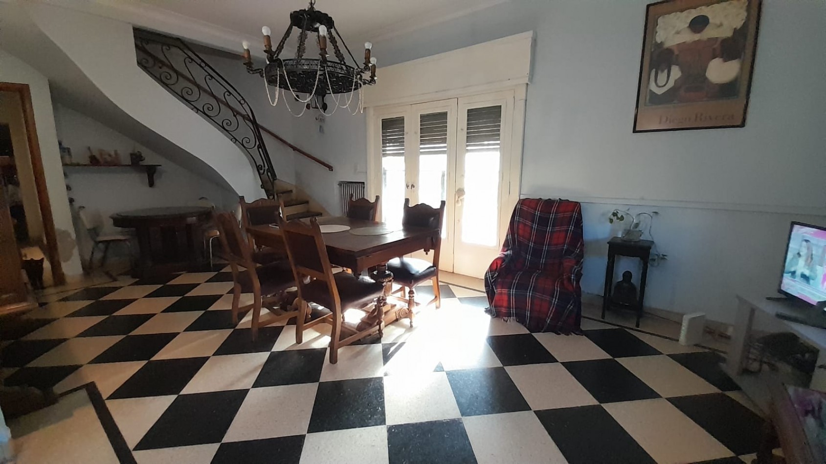 CHALET 6 AMB EN 2 PLANTAS S/LOTE DE 348M2. EXCELENTE UBICACION.
