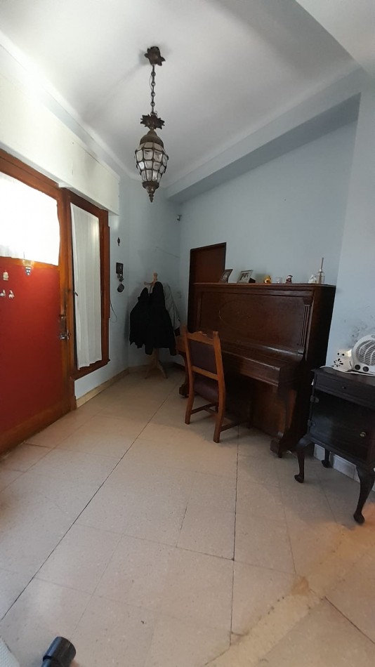 CHALET 6 AMB EN 2 PLANTAS S/LOTE DE 348M2. EXCELENTE UBICACION.