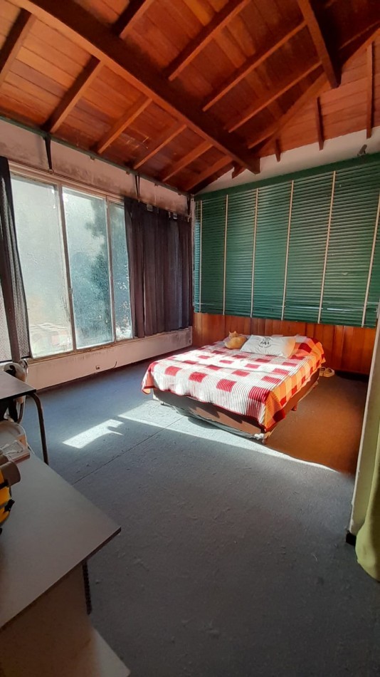 CHALET 6 AMB EN 2 PLANTAS S/LOTE DE 348M2. EXCELENTE UBICACION.