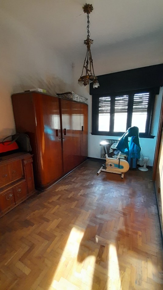 CHALET 6 AMB EN 2 PLANTAS S/LOTE DE 348M2. EXCELENTE UBICACION.