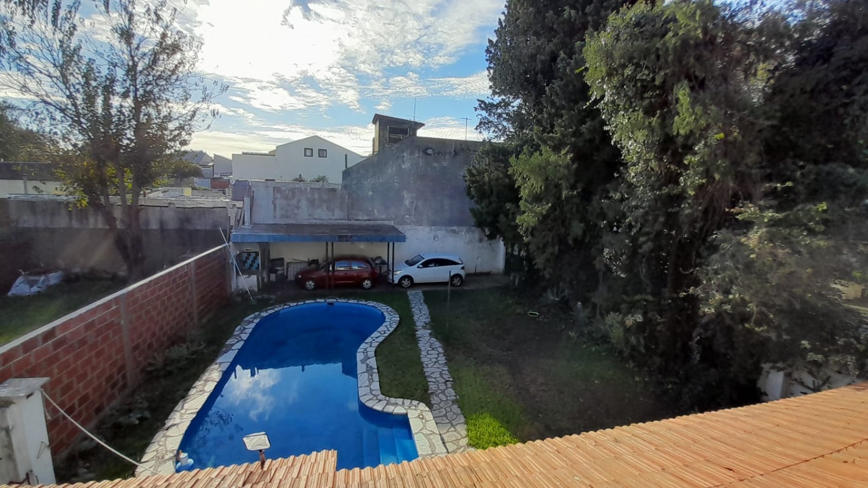 CHALET 6 AMB EN 2 PLANTAS S/LOTE DE 348M2. EXCELENTE UBICACION.