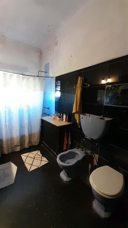 CHALET 6 AMB EN 2 PLANTAS S/LOTE DE 348M2. EXCELENTE UBICACION.
