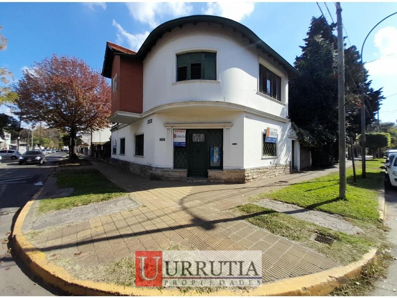 CHALET 6 AMB EN 2 PLANTAS S/LOTE DE 348M2. EXCELENTE UBICACION.