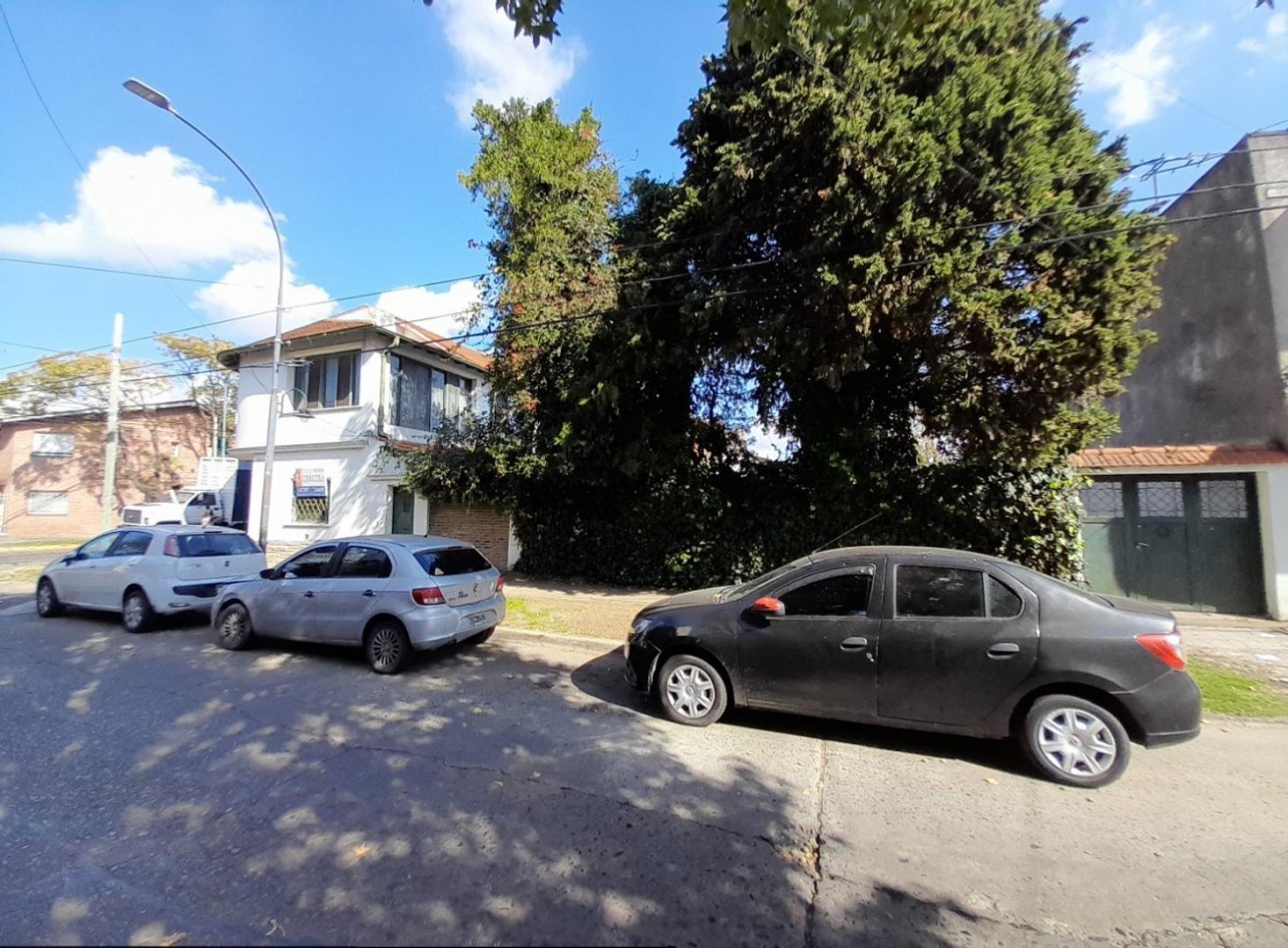 CHALET 6 AMB EN 2 PLANTAS S/LOTE DE 348M2. EXCELENTE UBICACION.