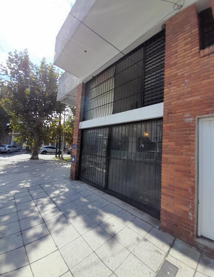 Local en esquina 2 plantas + espacio aereo. POSIBILIDADES DE AMPLIACION!
