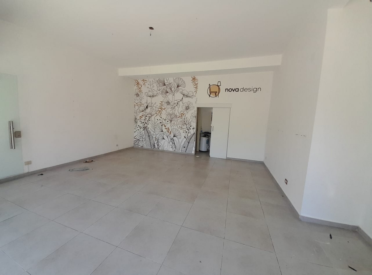 EXCELENTE OFICINA/LOCAL SOBRE CALLE IMPORTANTE EN CENTRO COMERCIAL!!!!!