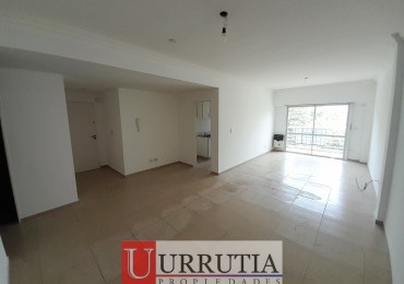 DEPTO 3 AMB AL FRENTE CON BALCON Y COCHERA. INMEJORABLE UBICACION.