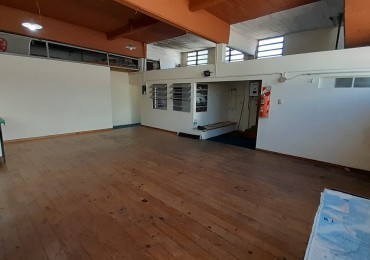 Deposito / Oficina / Galpon al fondo en alquiler