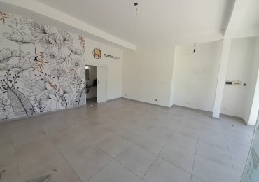 EXCELENTE OFICINA/LOCAL SOBRE CALLE IMPORTANTE EN CENTRO COMERCIAL!!!!!